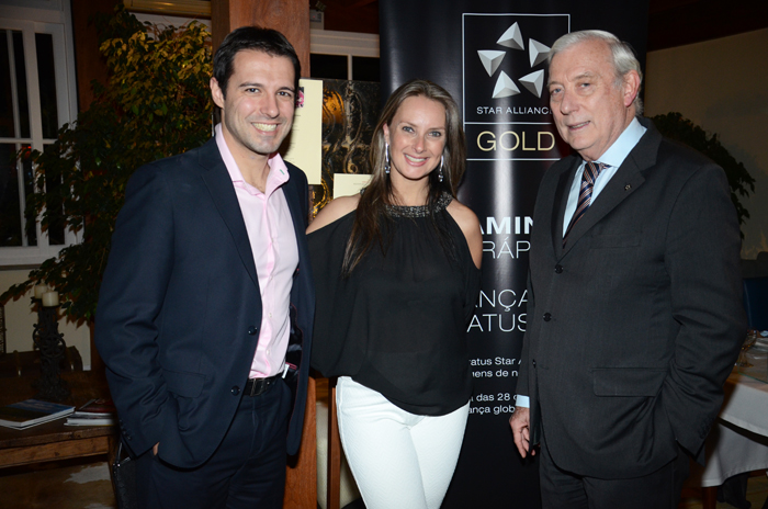 Eduardo Zorzanello e Juliana, do Festuris, e Ian Gillespie, da Avianca