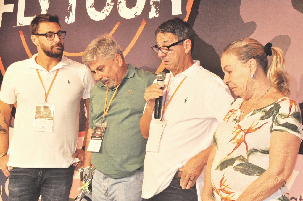 Elói Oliveira se emocionou ao fazer homenagem a um dos primeiros funcionários da Flytour, Washington Alves