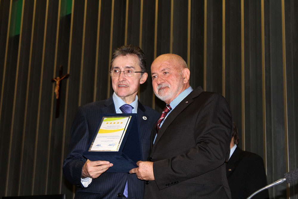Eraldo Alves recebe sua premiação da ABIH Eraldo Alves recebe sua premiação da ABIH