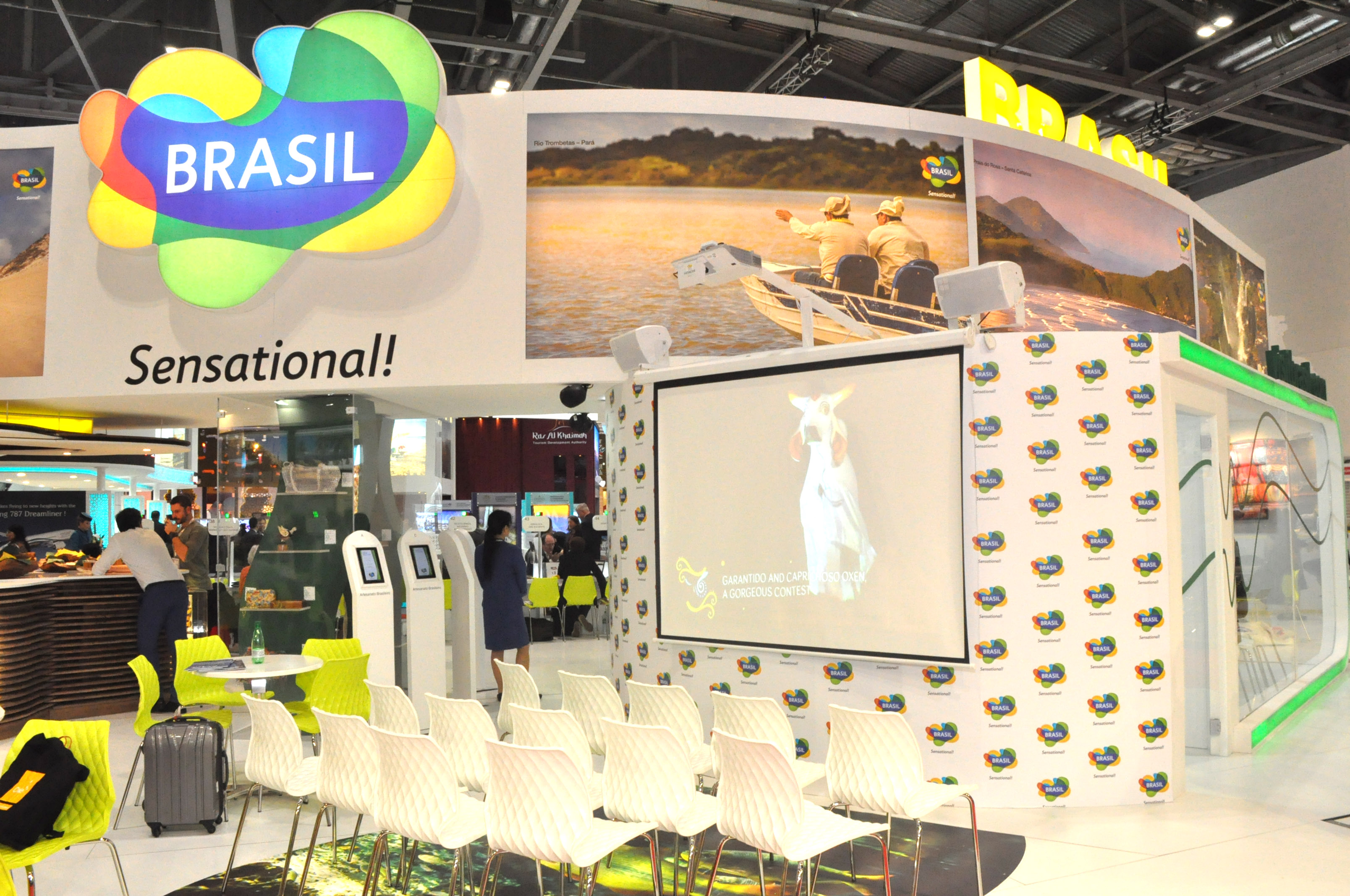 Estande do Brasil conta com um mini auditório para apresentações sobre os destinos Estande do Brasil conta com um mini auditório para apresentações sobre os destinos
