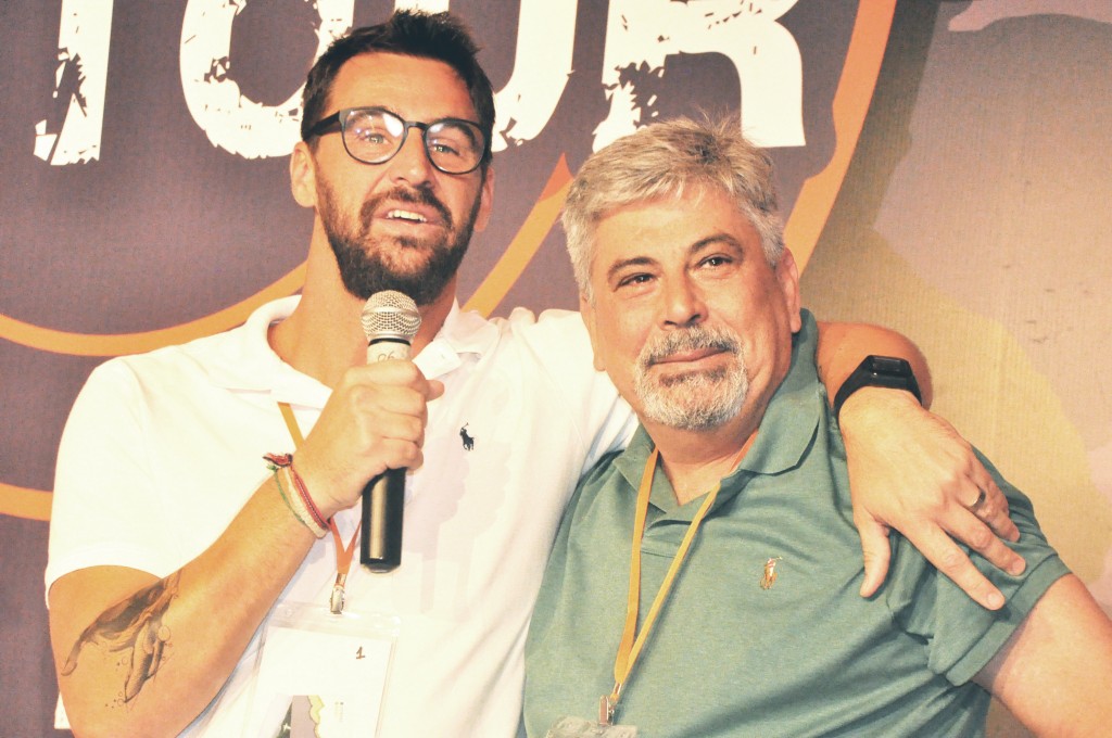 Fábio Oliveira, diretor da Flytour Franchising, e Washington Alves, homenageado pelo Grupo Flytour