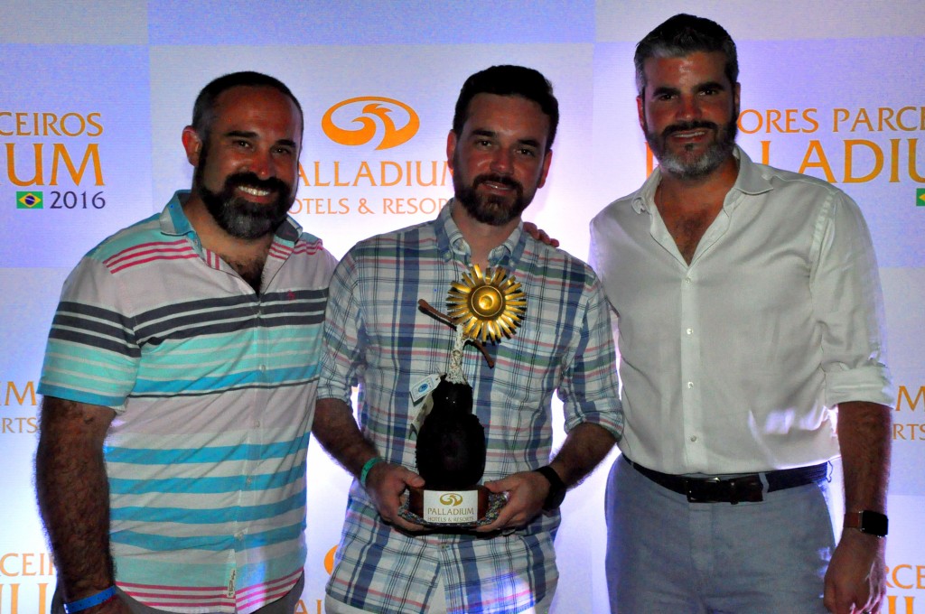 Fábio Thimoteo, da FRT Operadora, recebe a homenagem de Sergio Zertuche e Jesús Sobrino, do Palladium