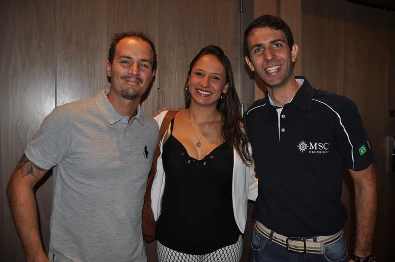 Fábio e Talita Valente, do Centro Náutico Uba-Uba, com Ivan Mauro, da MSC