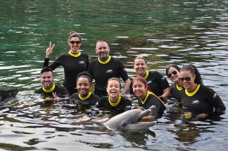 Grupo com o golfinho no Discovery Cove Grupo com o golfinho no Discovery Cove