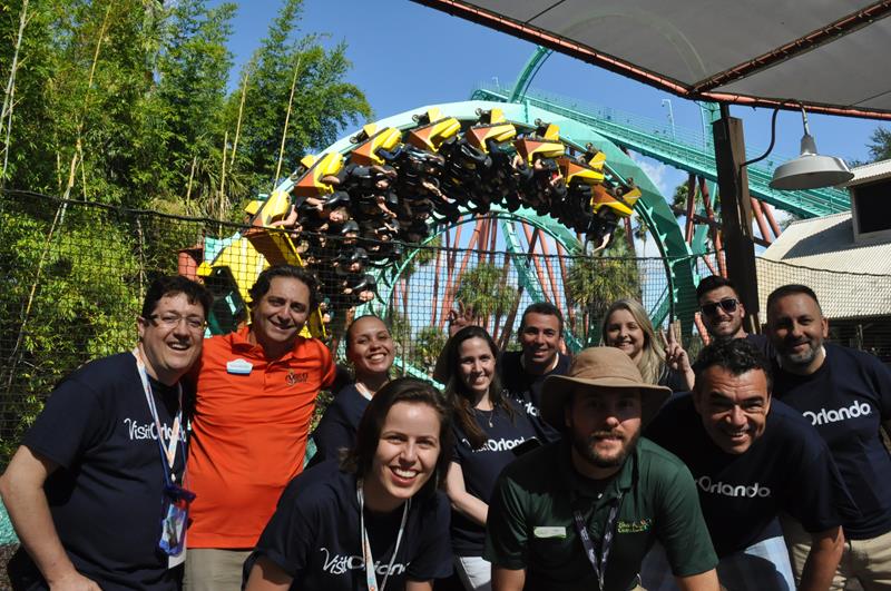 Grupo com o guia VIP Will, em frente à Kumba Grupo com o guia VIP Will, em frente à Kumba