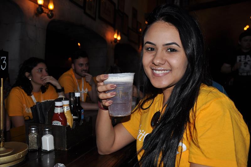 Iara Rodrigues, da MMT Gapnet, com o típico bigodinho da Cerveja Amanteigada Iara Rodrigues, da MMT Gapnet, com o típico bigodinho da Cerveja Amanteigada