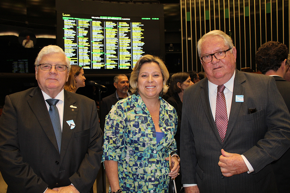 João Moritz, da ABIH, Simone Modolo, da setur ES e Roy Taylor