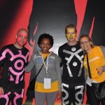 Jéssica Santos e Aline Portela, da CVC, com os meninos do Blue Man Group