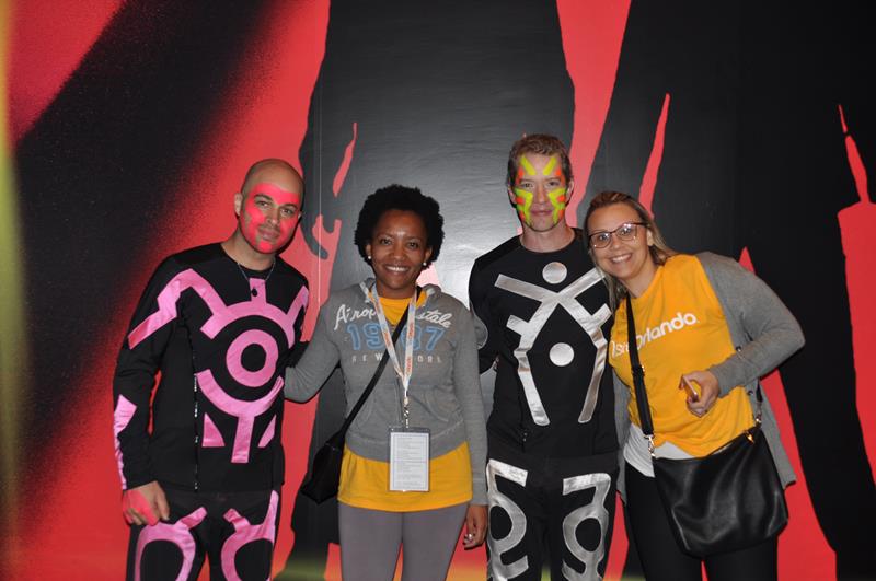Jéssica Santos e Aline Portela, da CVC, com os meninos do Blue Man Group Jéssica Santos e Aline Portela, da CVC, com os meninos do Blue Man Group