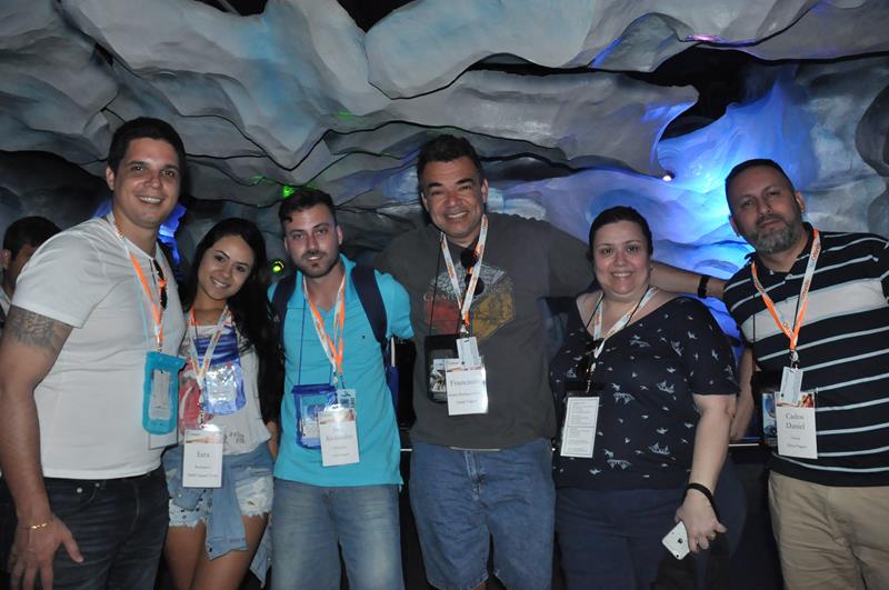 Kaue Medolago, da BWT, Iara Rodrigues, da MMT, Isac Klinkoski, da Azul Viagens, Francisco Junior, da North America, Letícia Rodriguez, da RCA, e Carlos Pineda, da Flytour, na fila para a atração Empire of Penguins Kaue Medolago, da BWT, Iara Rodrigues, da MMT, Isac Klinkoski, da Azul Viagens, Francisco Junior, da North America, Letícia Rodriguez, da RCA, e Carlos Pineda, da Flytour, na fila para a atração Empire of Penguins