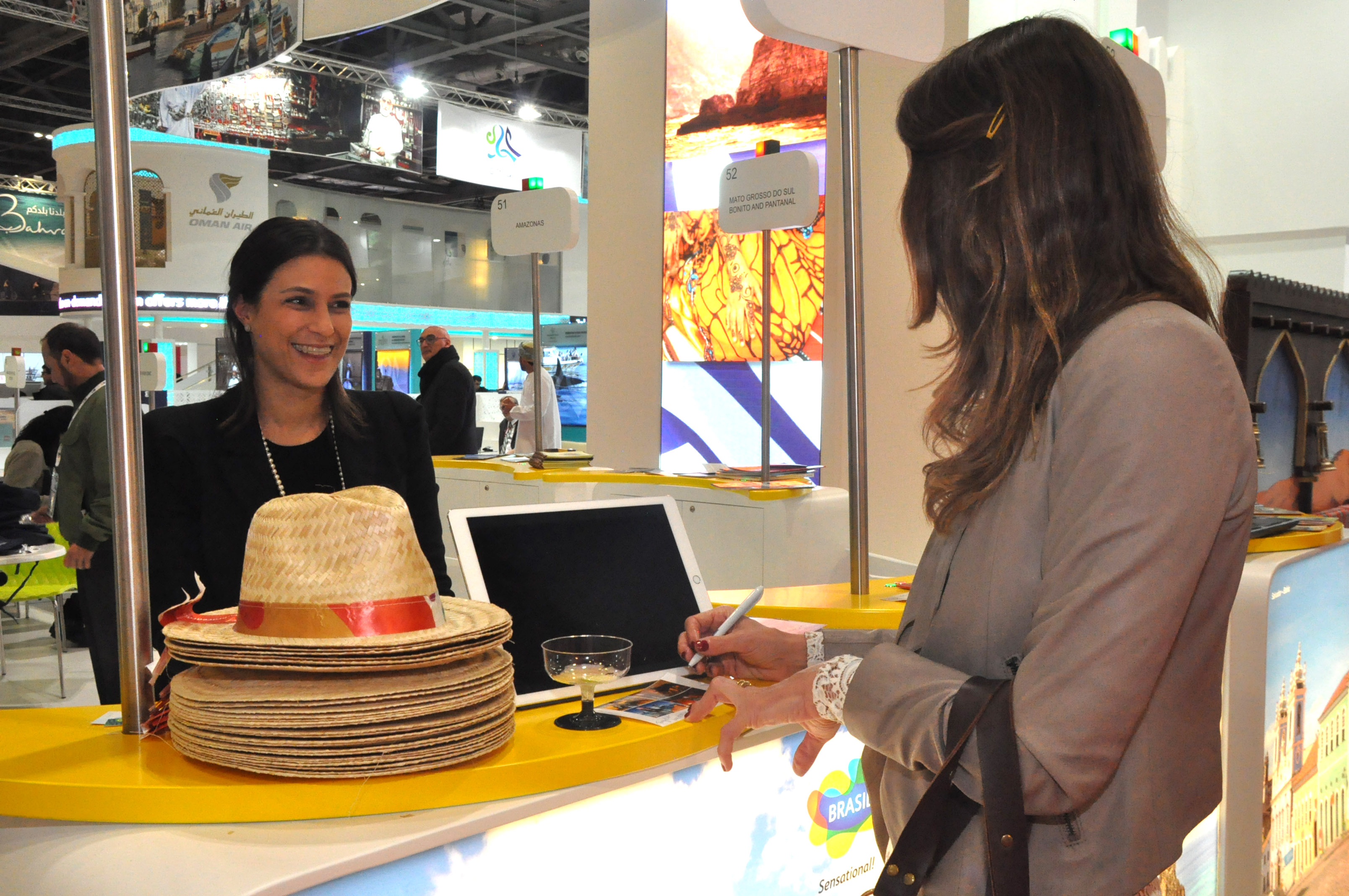 Livia Rolim, da Setur-CE, conversa com os buyers internacionais que participam da WTM Livia Rolim, da Setur-CE, conversa com os buyers internacionais que participam da WTM