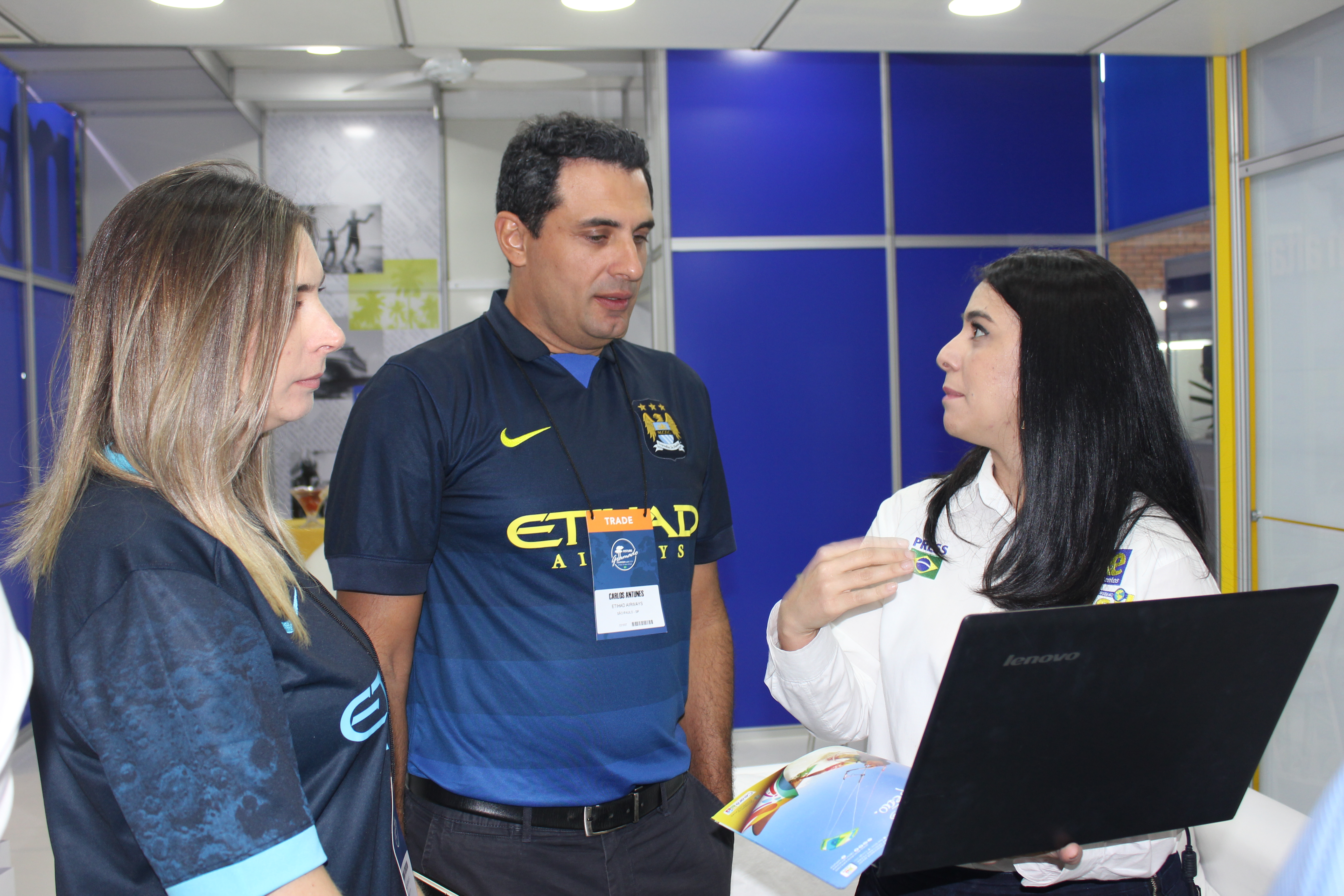Luciana Fernandes, do M&E, conversa com Carlos Antunes e Mariana Trevisan, da Etihad