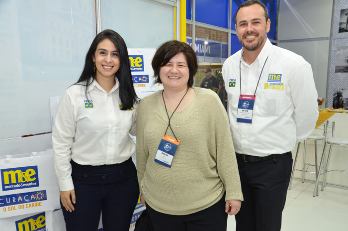 Luciana Fernandes e João Taylor, do M&E, com Jerusa hara, da Abav Nacional