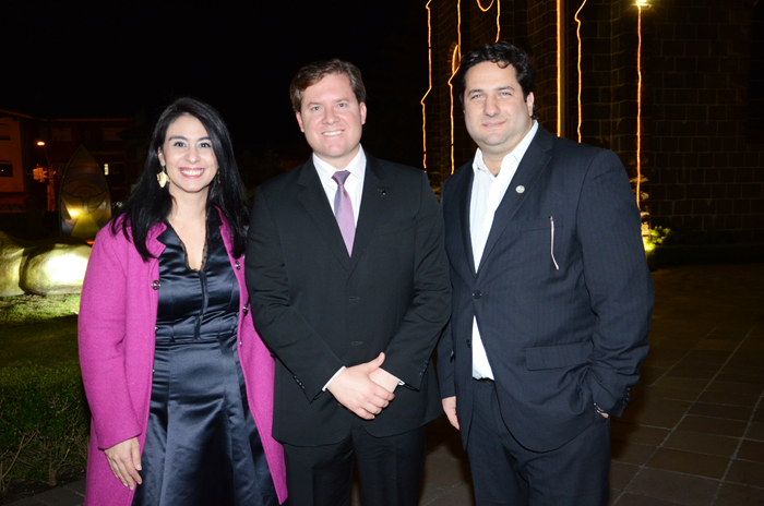 Luciana Fernandes e Vitor Bauab, do M&E, com Marx Meltrão, Ministro do Turismo