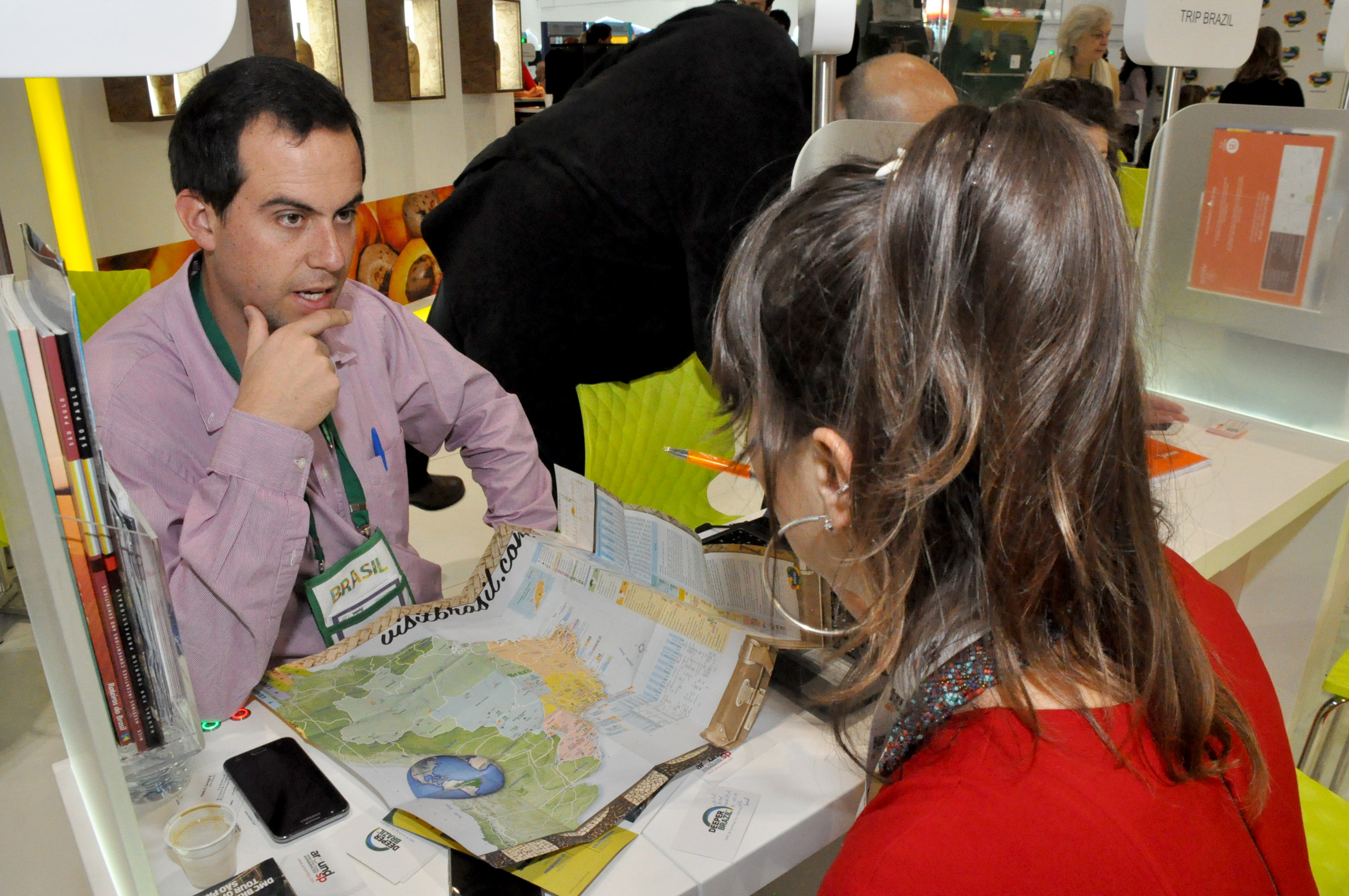 Luis Simardi, da Around SP, apresenta seus produtos para os buyers internacionais Luis Simardi, da Around SP, apresenta seus produtos para os buyers internacionais