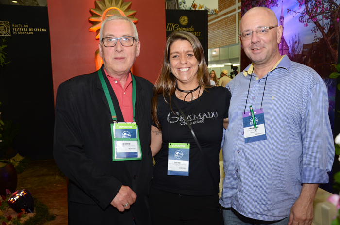 Luiz Kraieski e Rosa Rosa, da Prefeitura de Gramado, e Andre Vaccari, da Rossi e Zorzanello