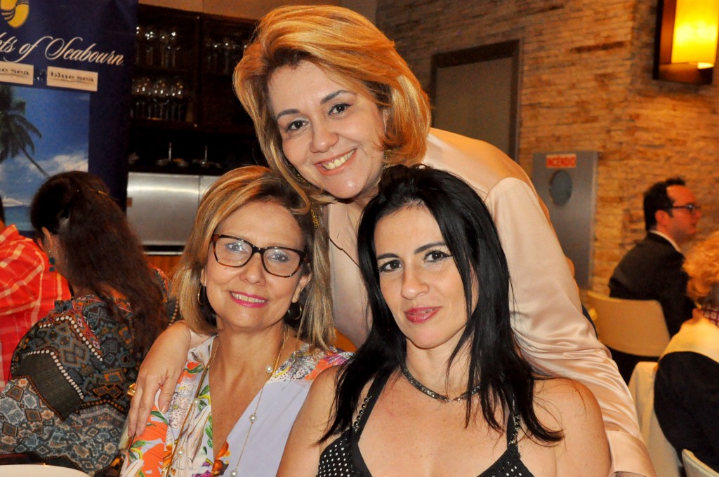 Marcia Trojman, da Blue Sea, com Marianne Saramago, da Ematur, e Wellana Campos, da Acc Tours