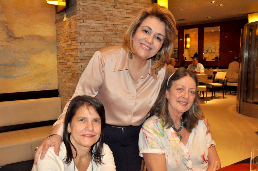 Marcia Trojman, diretora da Blue Sea, com Rossana Camarate, da Camarate Turismo, e Maia Fontaine, da Hallmark Turismo