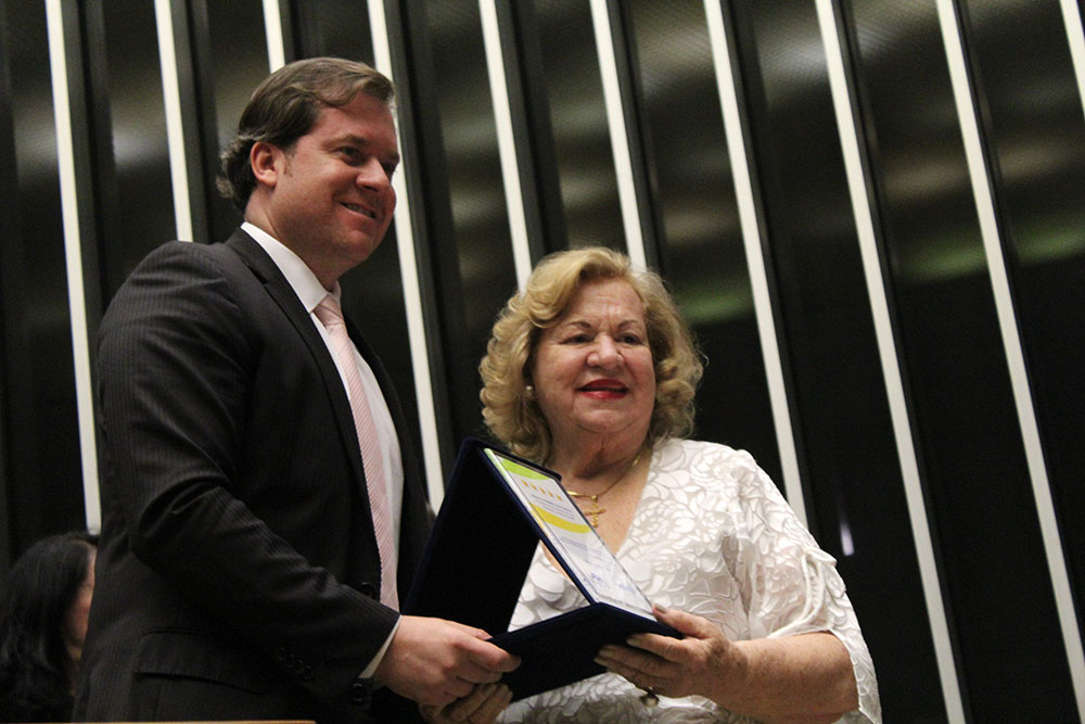 Mariah Meirelles recebe sua homenagem das mãos do ministro Marx Beltrão Mariah Meirelles recebe sua homenagem das mãos do ministro Marx Beltrão