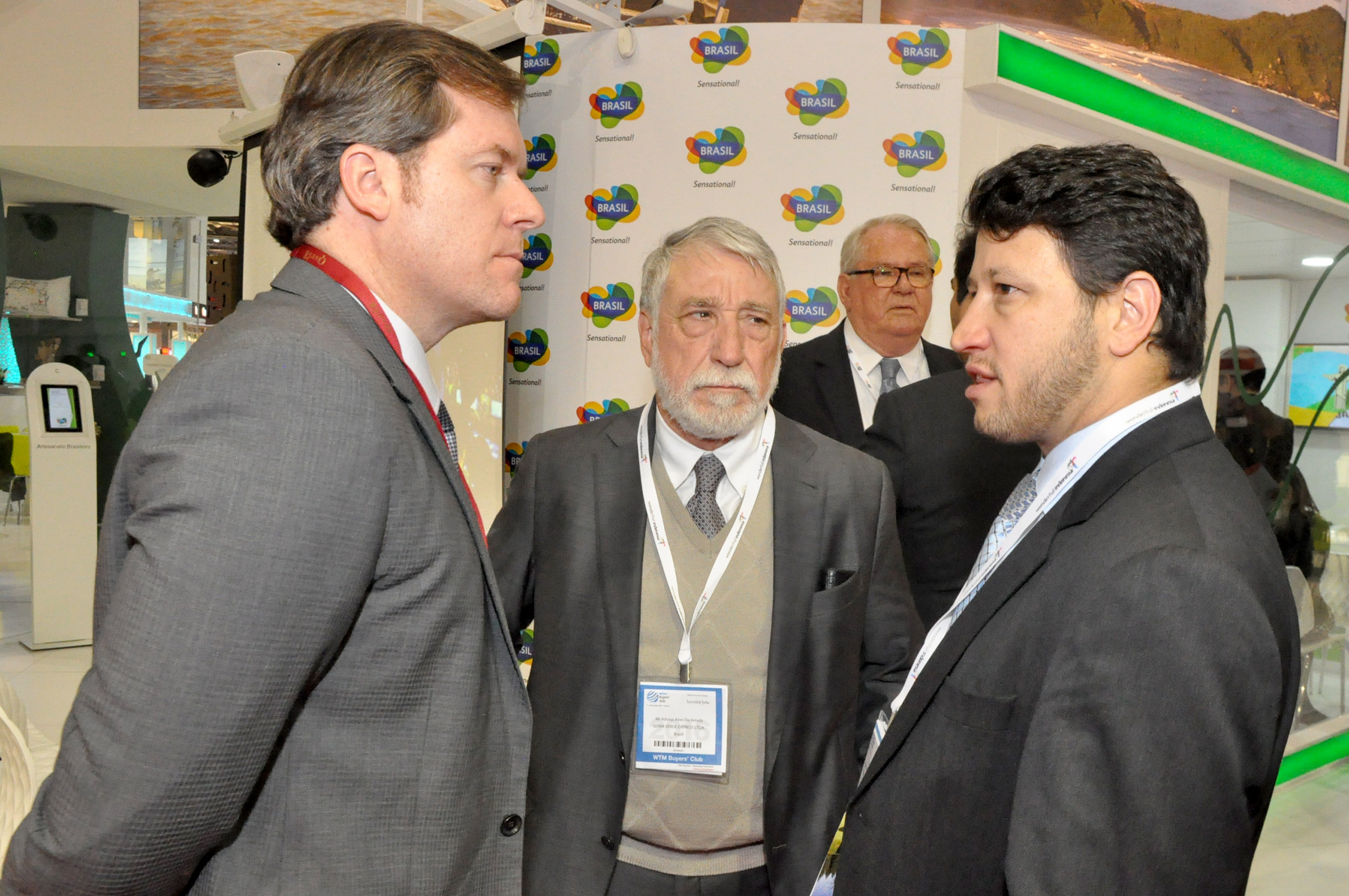 Marx Beltrão, Ministro do Turismo, conversa com os ganhadores do WTM Awards, Adonai Arruda e Adonai Arruda Filho, do Serra Verde Express Marx Beltrão, Ministro do Turismo, conversa com os ganhadores do WTM Awards, Adonai Arruda e Adonai Arruda Filho, do Serra Verde Express