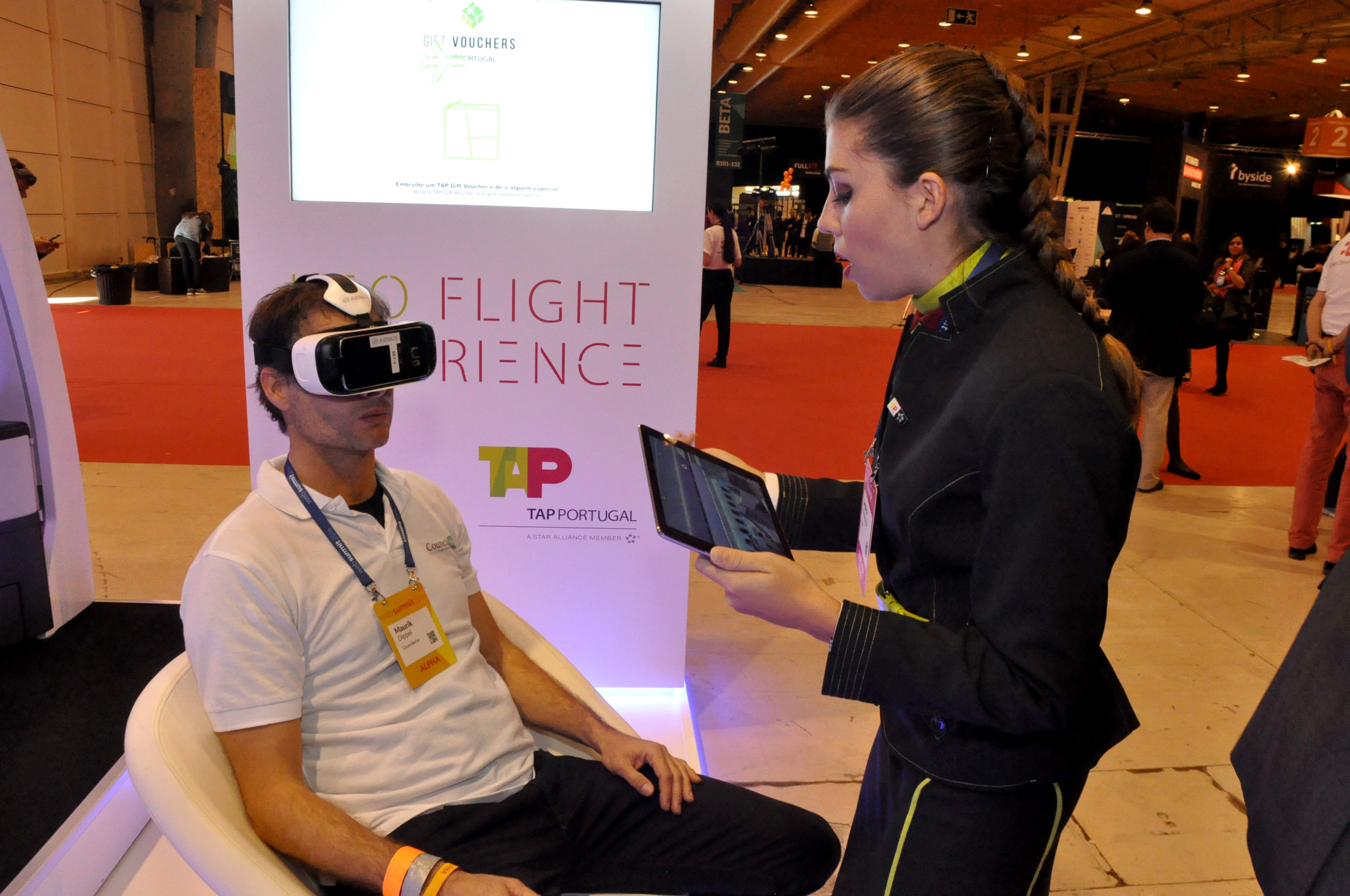 No estande da TAP, os visitantes tiveram uma experiência em realidade virtual dentro da cabine No estande da TAP, os visitantes tiveram uma experiência em realidade virtual dentro da cabine