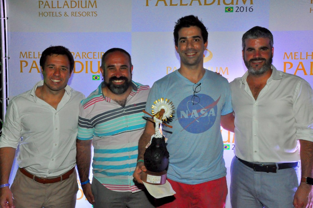 Numa Paiva, do Zarpo, recebe o prêmio de Mario Viazzo, Sergio Zertuche e Jesús Sobrino, do Palladium
