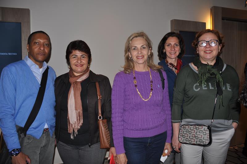 Os consultores de Turismo Antonio dos Santos,Otaciana Araujo, Cristina Toninato, Ildete Prado, e Marly Pinto, da Comudus Viagens