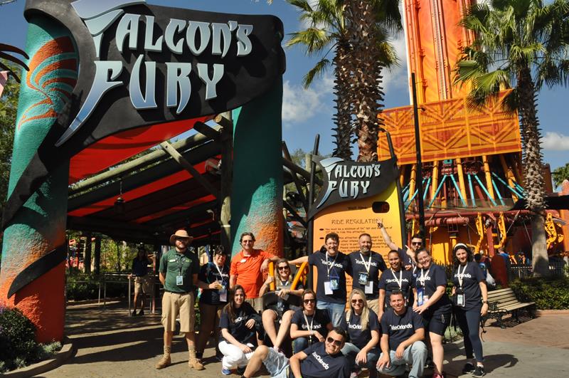Parte do grupo do Super Fam junto à Falcon's Fury Parte do grupo do Super Fam junto à Falcon's Fury