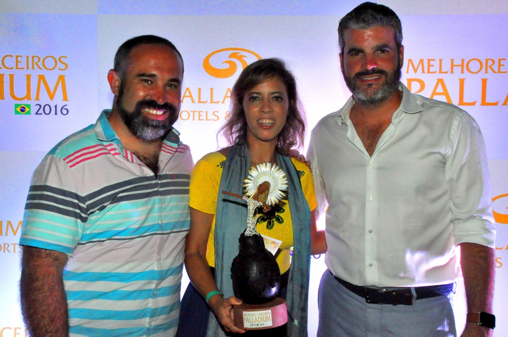 Patrícia Macedo, da Ibero Service, recebe a homenagem de Sergio Zertuche e Jesús Sobrino, do Palladium