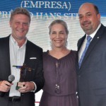 Paulo Michel e Martha Bezerra, dos Hotéis Othon, recebem o prêmio Hans Stern de Michael Nagy, do Rio CVB