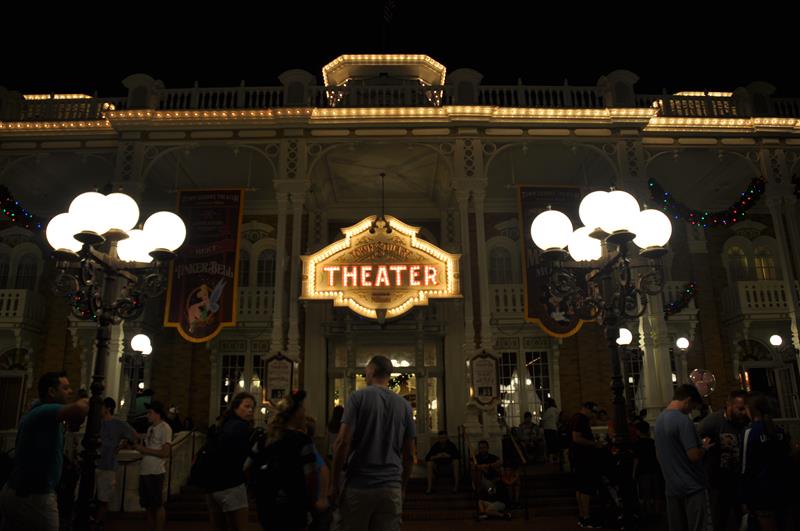 Pessoas começam a se reunir para queima de fogos no Magic Kingdom Pessoas começam a se reunir para queima de fogos no Magic Kingdom