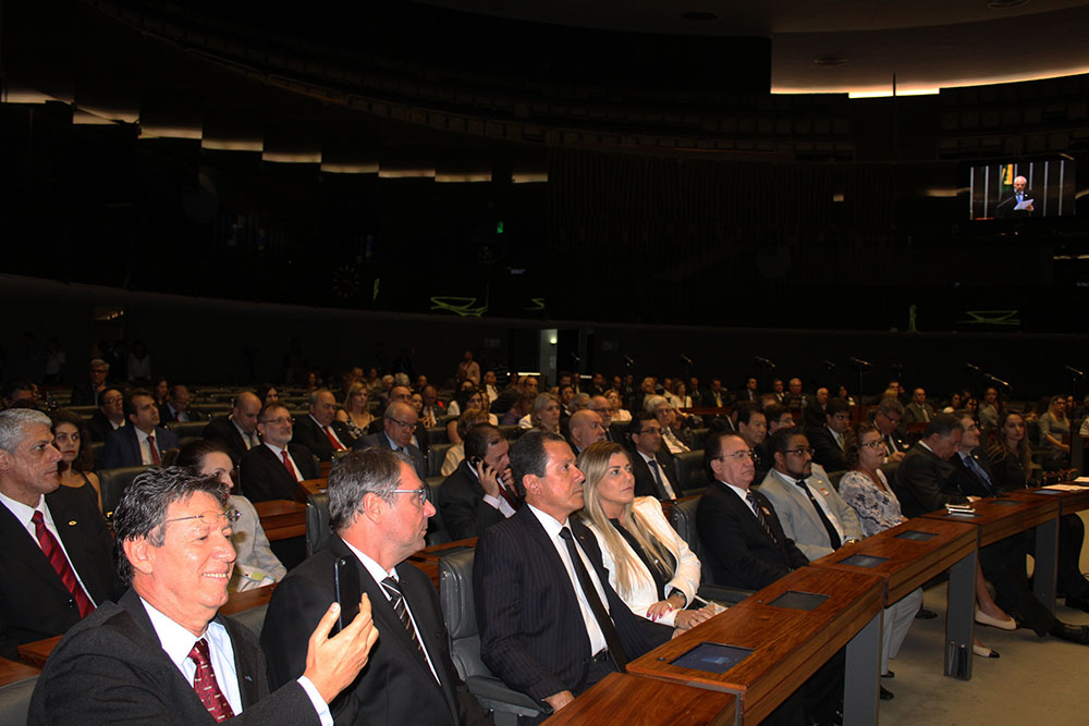 Plenário cheio com mais de 200 convidados Plenário cheio com mais de 200 convidados