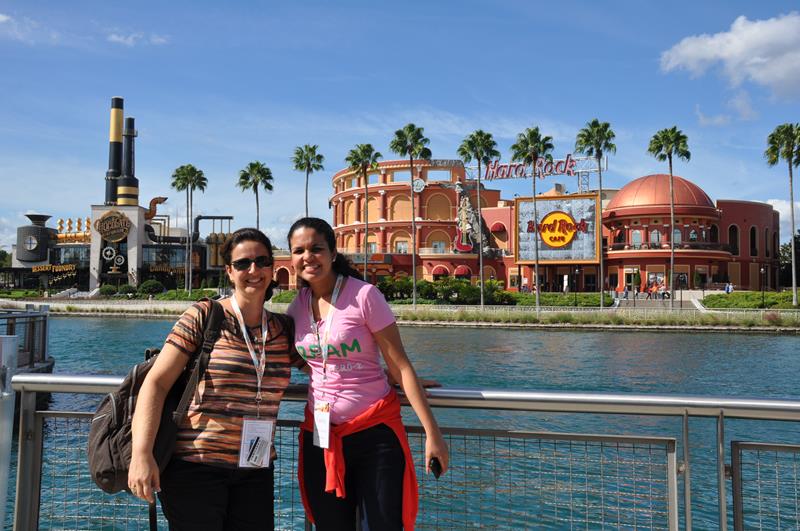 Renata Moreira e Camila da Silva, em frente ao Hard Rock