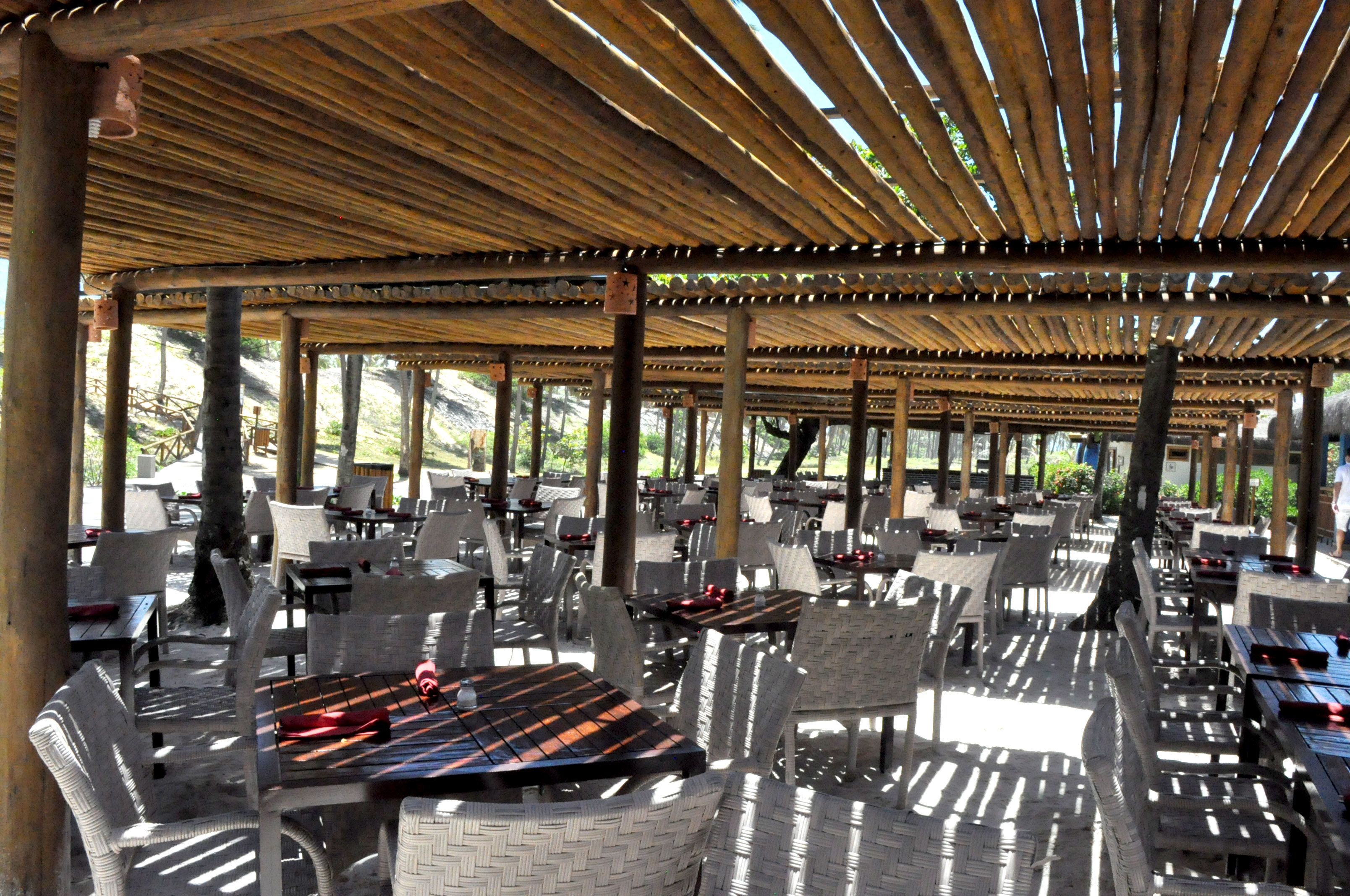 Restaurante Entre Águas que conta com buffet de almoço na praia