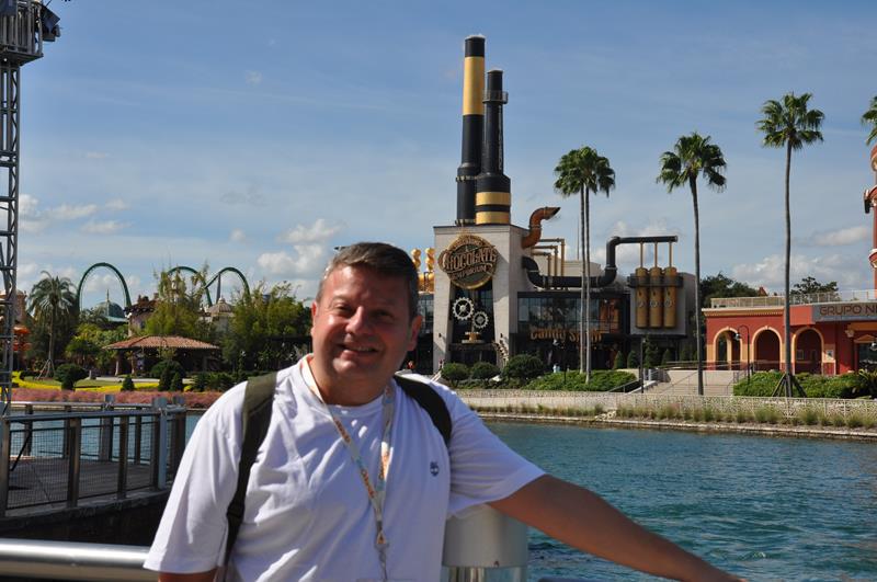 Roberto Trevisan. da Veja Turismo, em frente à Chocolate Emporium
