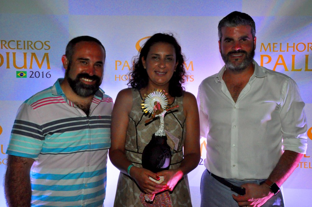 Shirley Rocha, da Turnet, recebe a homenagem de Sergio Zertuche e Jesús Sobrino, do Palladium