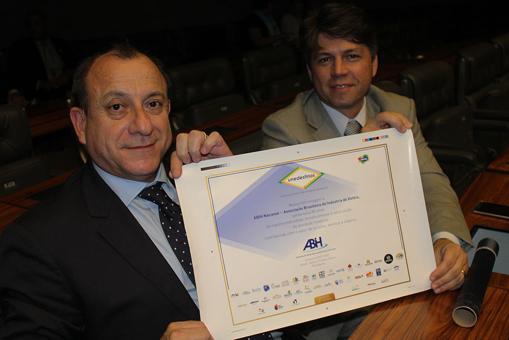 Toni Sando com o diploma da Multidestinos para a ABIH Toni Sando com o diploma da Multidestinos para a ABIH