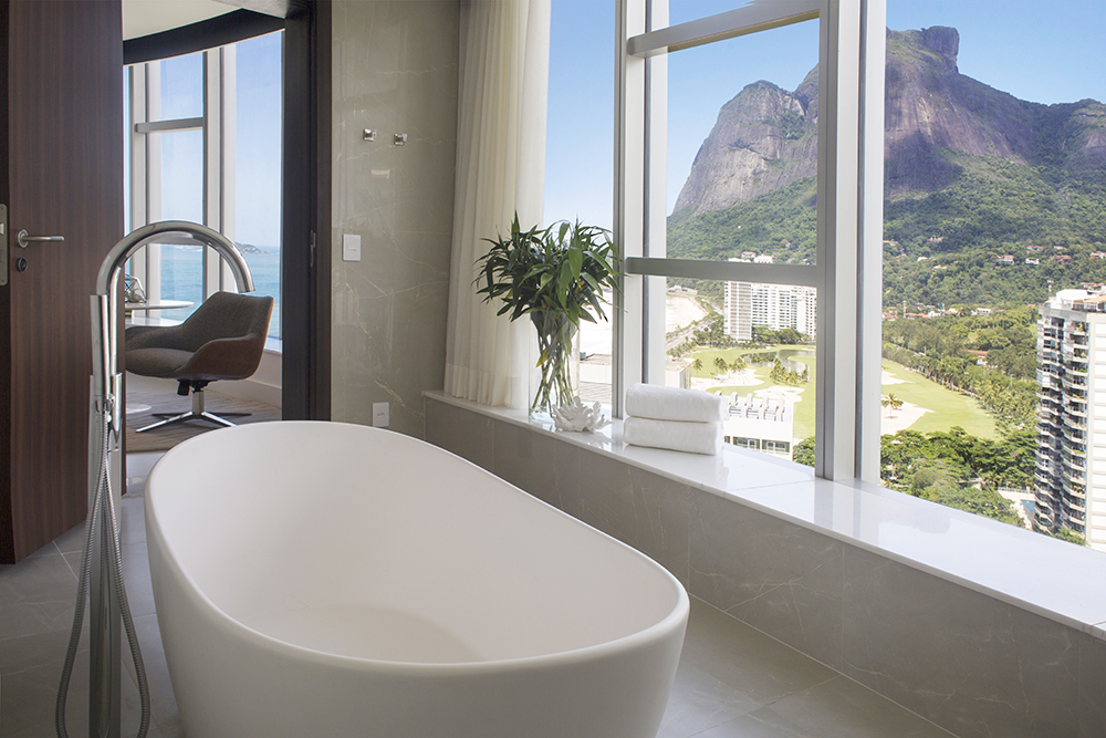 Um banho de banheira com vista privilegiada Um banho de banheira com vista privilegiada