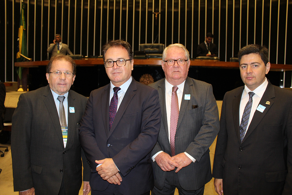 Valdir Walendowsky, Roy Taylor e Roberto Vertemati com Vinícius Lummertz