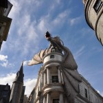 Vista da atração do Harry Potter que acontece no banco de Gringots