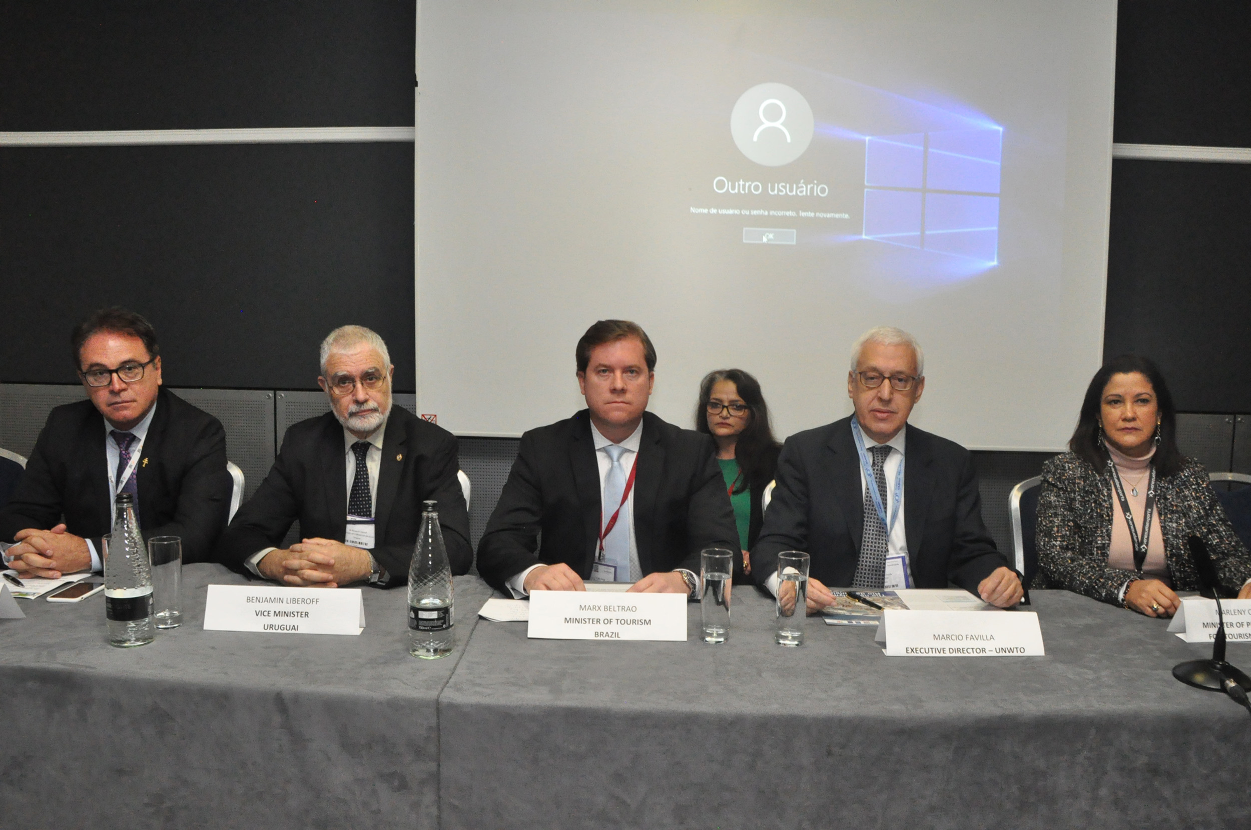 Vinicius Lummertz, presidente da Embratur, Benjamin Liberoff, vice-ministro do Uruguai, Marx Beltrão, Ministro do Turismo do Brasil, Marcio Favilla, da OMT, e Marleny Contreras, Ministra do Turismo da Venezuela