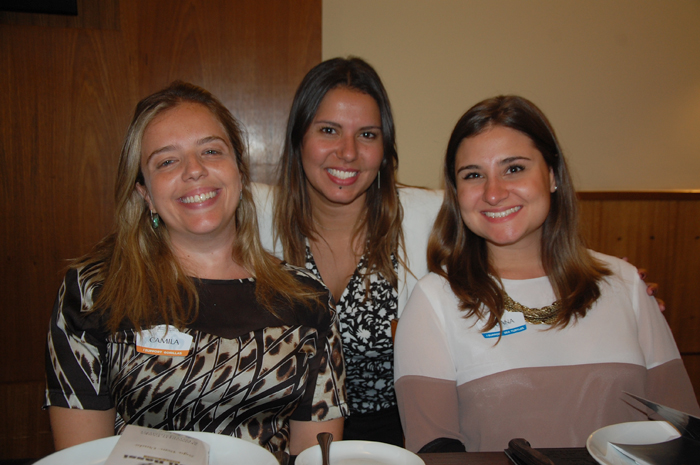 Camila Monaco e Juliana Bordin, do SeaWorld com Fernanda Paranhos, da CVC ao centro