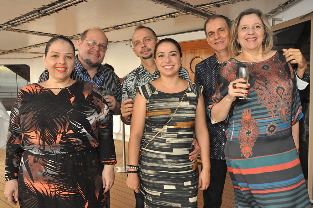 Daniela Karbage e Ricardo Pereira, da Costa, Marcos Pontes, da Fortline, com sua esposa Raquel Bezerra, Verônica Patrício, do Ceará Travel, com seu esposo Joaquim Holanda Daniela Karbage e Ricardo Pereira, da Costa, Marcos Pontes, da Fortline, com sua esposa Raquel Bezerra, Verônica Patrício, do Ceará Travel, com seu esposo Joaquim Holanda