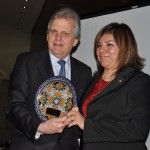 Edmar Bull da Abav Nacional recebendo homenagem de Diana Pomar