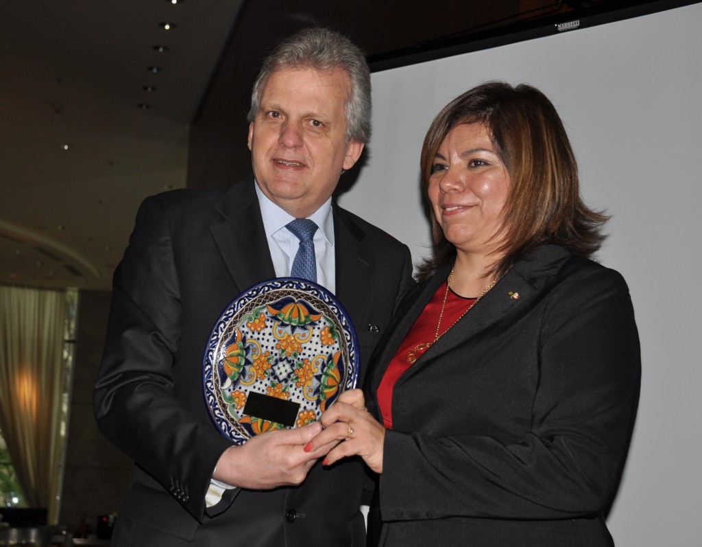 Edmar Bull da Abav Nacional recebendo homenagem de Diana Pomar