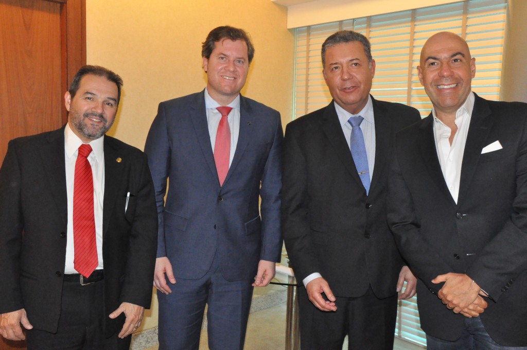 Eduardo Lopes, presidente do PRB, Marx Beltrão, ministro do Turismo, Alexandre Sampaio, presidente da FBHA, e Marcelo Alves, futuro presidente da Riotur