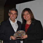 Fernando Santos da Aviesp recebendo homenagem de Diana Pomar