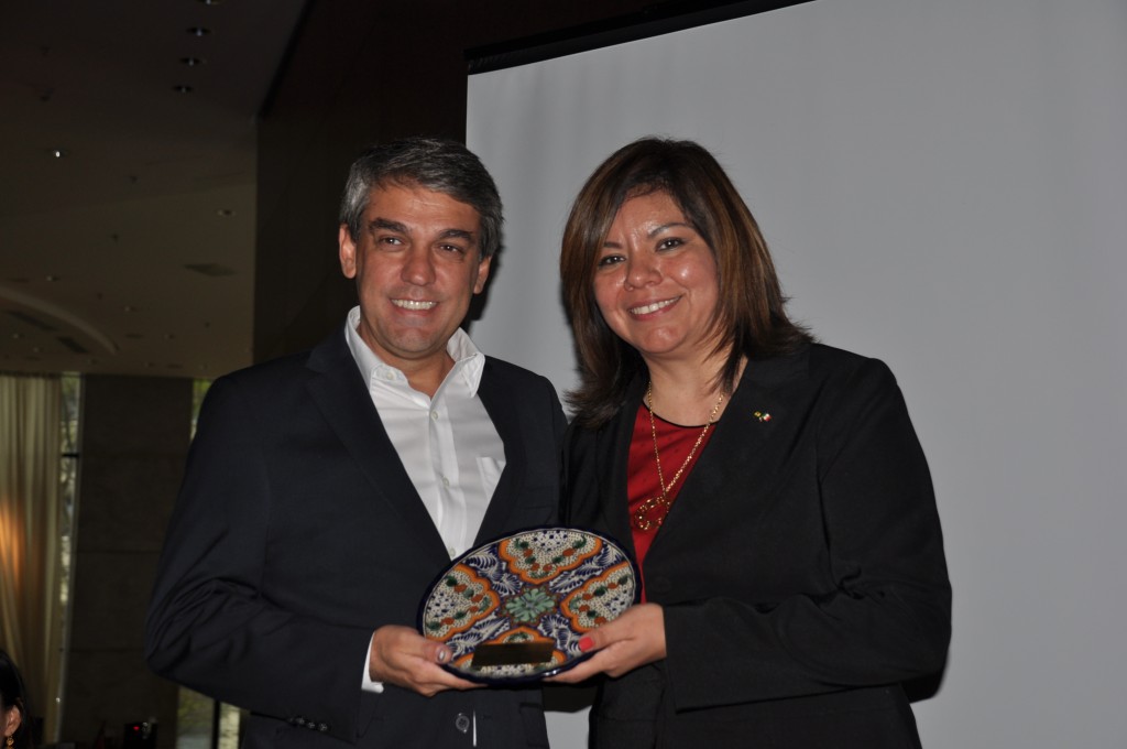 Fernando Santos da Aviesp recebendo homenagem de Diana Pomar