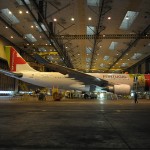 Hangar com um A330 em manutenção