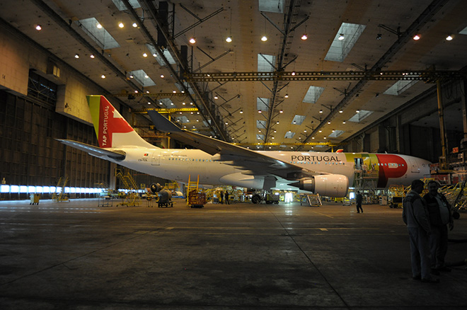 Hangar com um A330 em manutenção